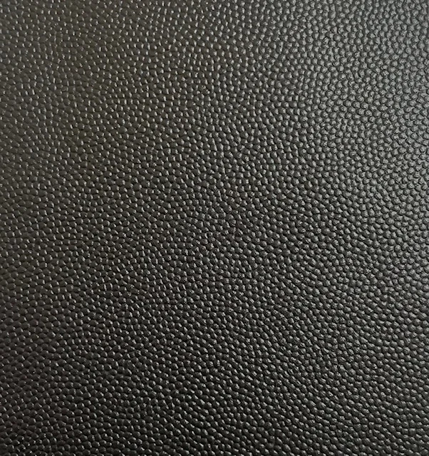 Detailaufnahme der charakteristischen Narbung von Burr Black Leder